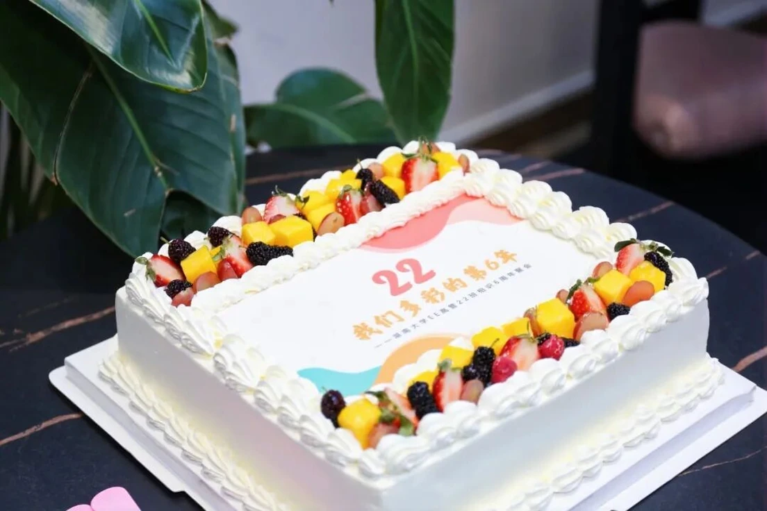 周年蛋糕与桌面细节